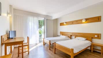 Escritorio y ropa de cama