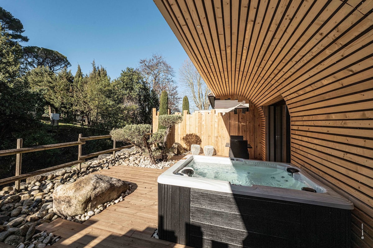 Junior suite, hot tub | 1 slaapkamer, luxe beddengoed, een minibar, een kluis op de kamer