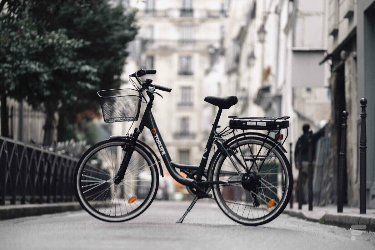Una bicicleta estacionada en una calle de la ciudad.