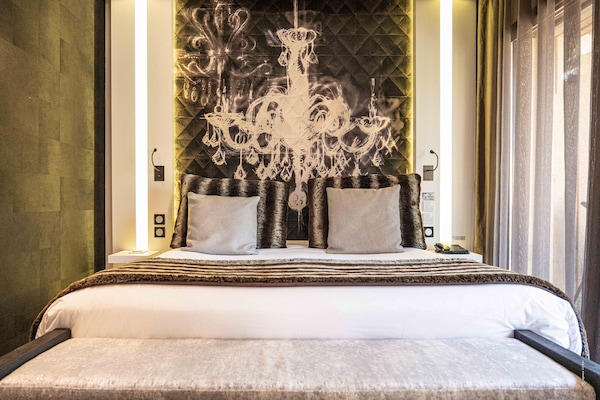 Premium bedding, minibar, in-room safe, desk
