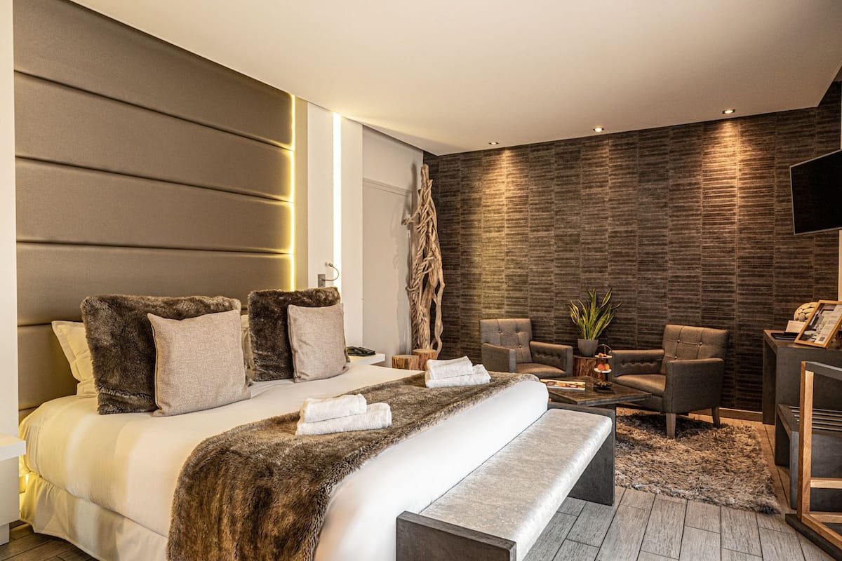 deluxe double room, hot tub | premium bedding, minibar, in-room safe, desk