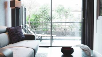 Junior suite | Woonruimte | Flatscreentelevisie en een mp3-dock