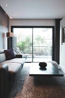 Junior Suite | Living area | Flat-screen TV, MP3 dock