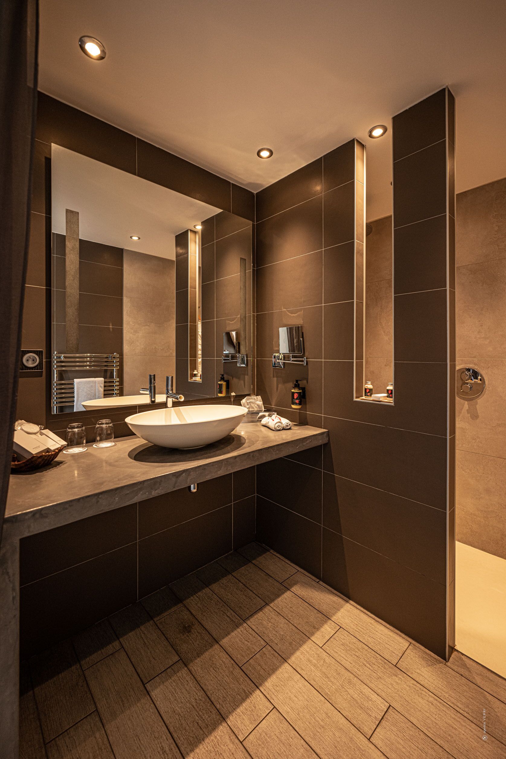 deluxe double room, hot tub | bathroom | shower, free toiletries, hair dryer, dressing gowns