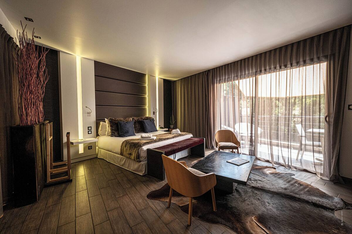 Ropa de cama de alta calidad y minibar 