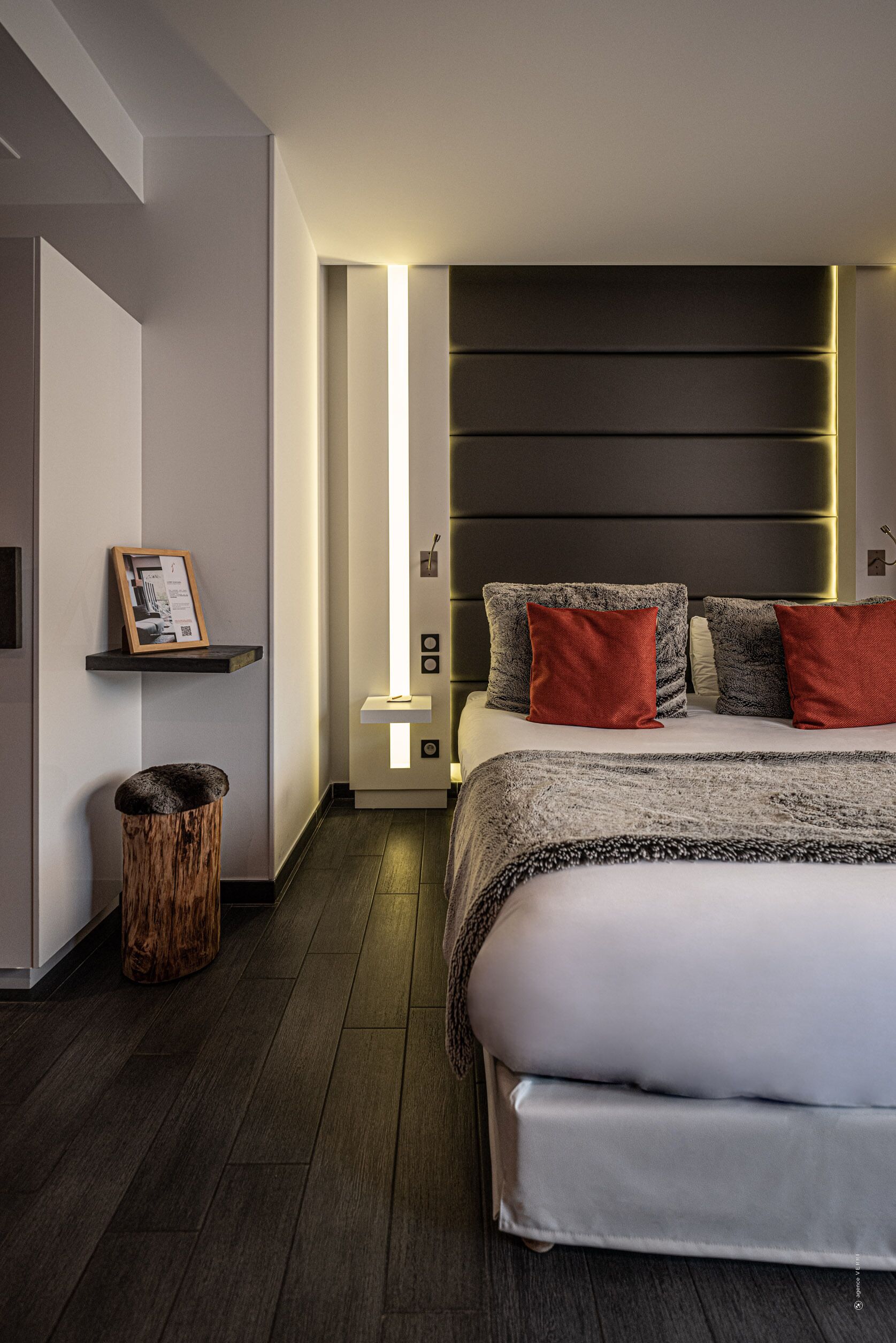 deluxe room, accessible | premium bedding, minibar, in-room safe, desk