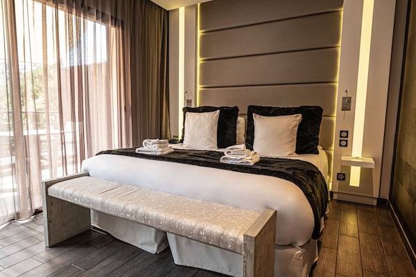 Junior suite | Luxe beddengoed, een minibar, een kluis op de kamer, een bureau