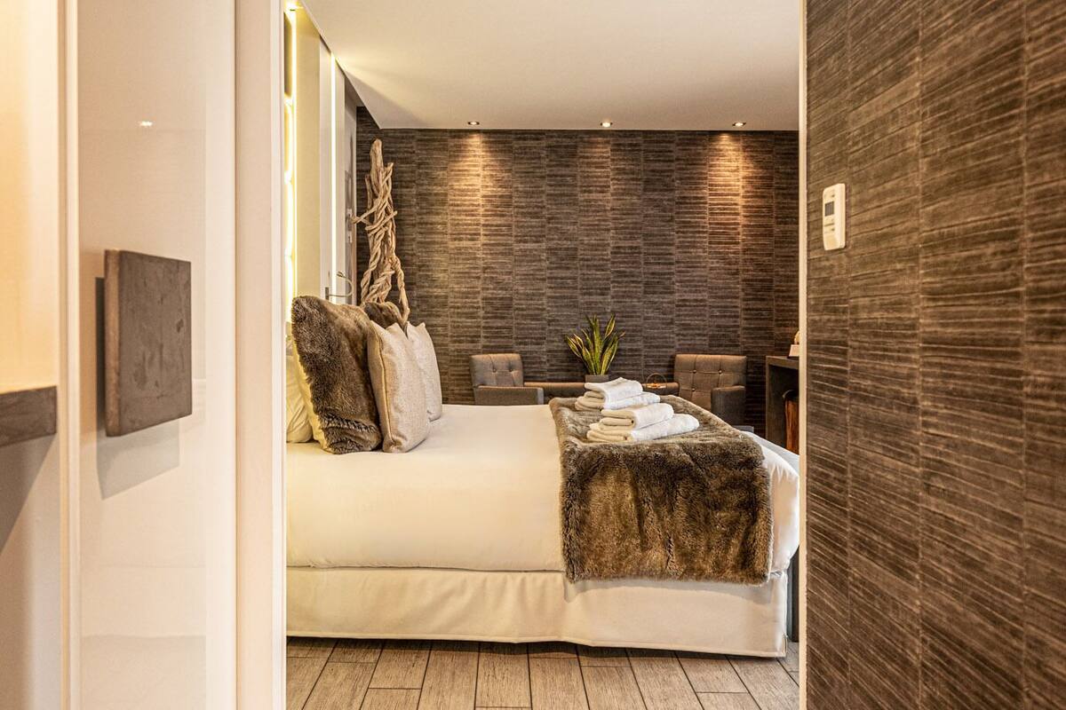 deluxe double room, hot tub | premium bedding, minibar, in-room safe, desk