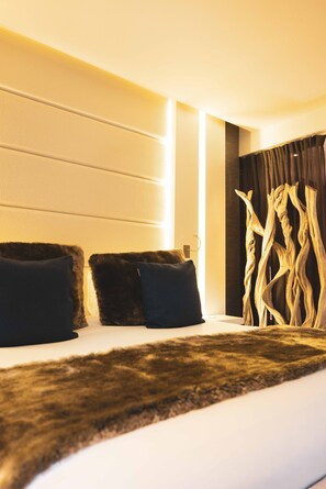 Junior Suite | Premium bedding, minibar, in-room safe, desk - Hôtel Restaurant Le Parc Franck Putelat (Carcassonne)