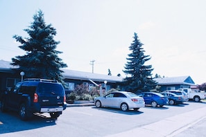 Free self parking - Stardust Motel (Camrose)