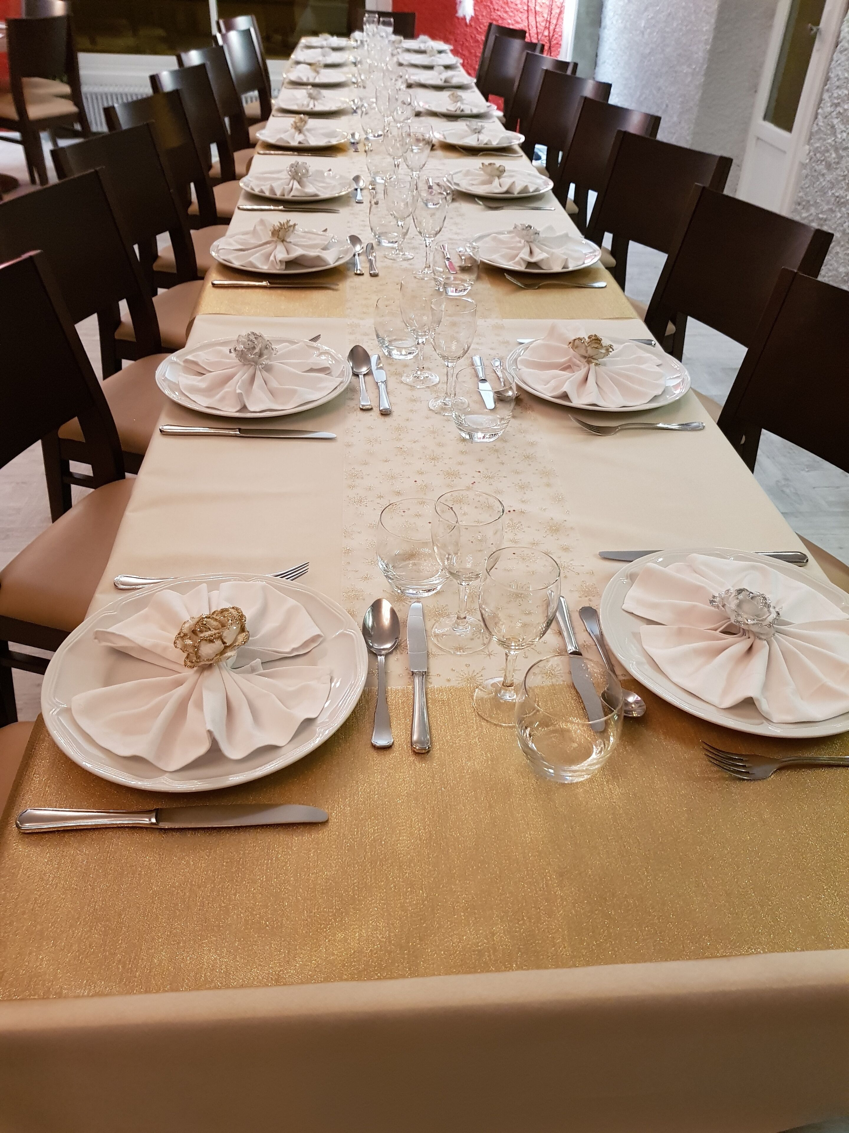 breakfast, lunch and dinner served