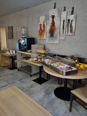 Breakfast, lunch and dinner served - Les Carillons (Cransac)