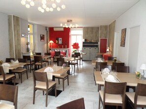 Breakfast, lunch and dinner served