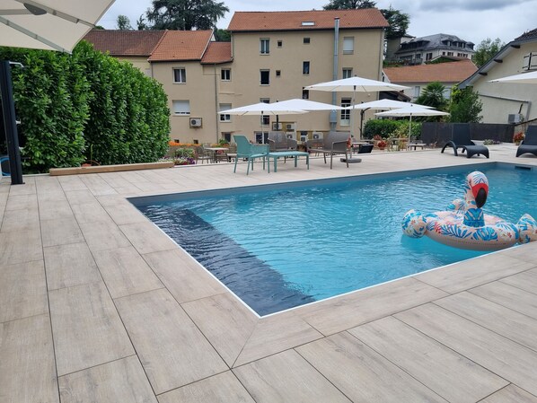 Breakfast, lunch and dinner served