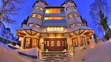 Overnatningsstedets facade – aften/nat