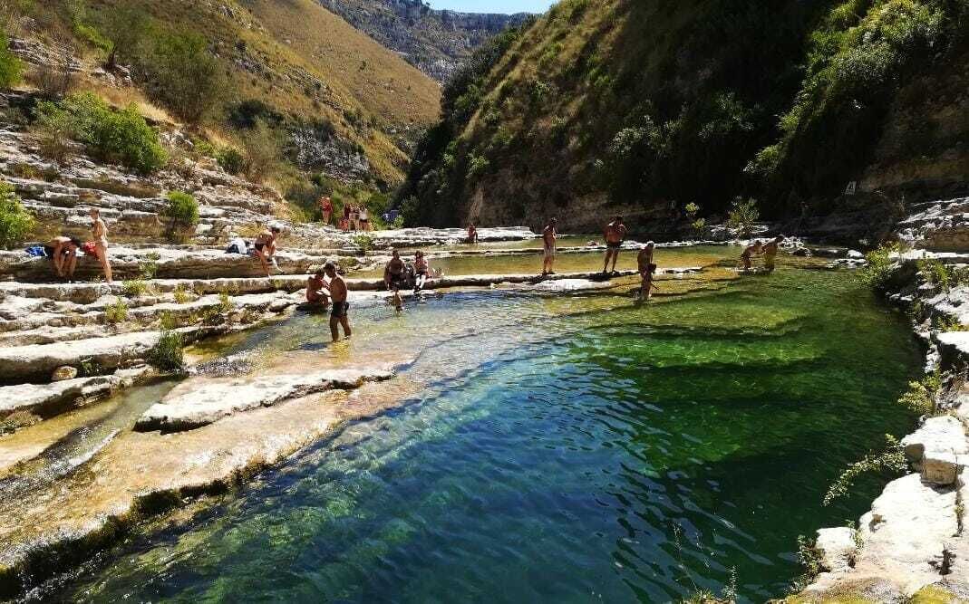 Une zone de sources chaudes naturelles, caractérisée par une eau claire et un paysage rocheux.