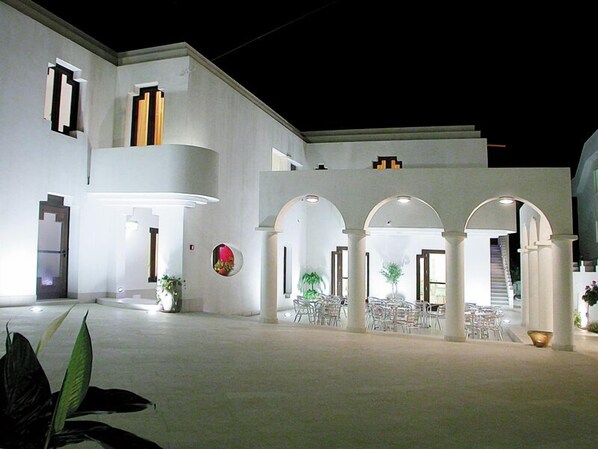 Front of property - evening/night - Hotel Villa Ionia (Avola)