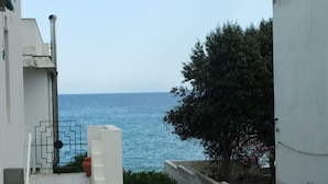 A staircase leading to a balcony overlooking the sea. - Hotel Villa Ionia (Avola)