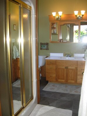 Standard Room, 1 Queen Bed | Bathroom
