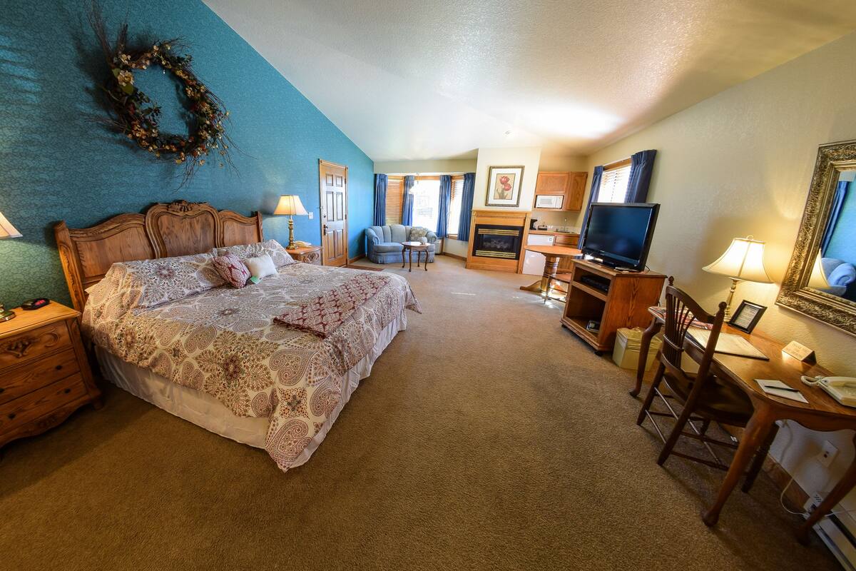 Deluxe Room, 1 King Bed, Jetted Tub