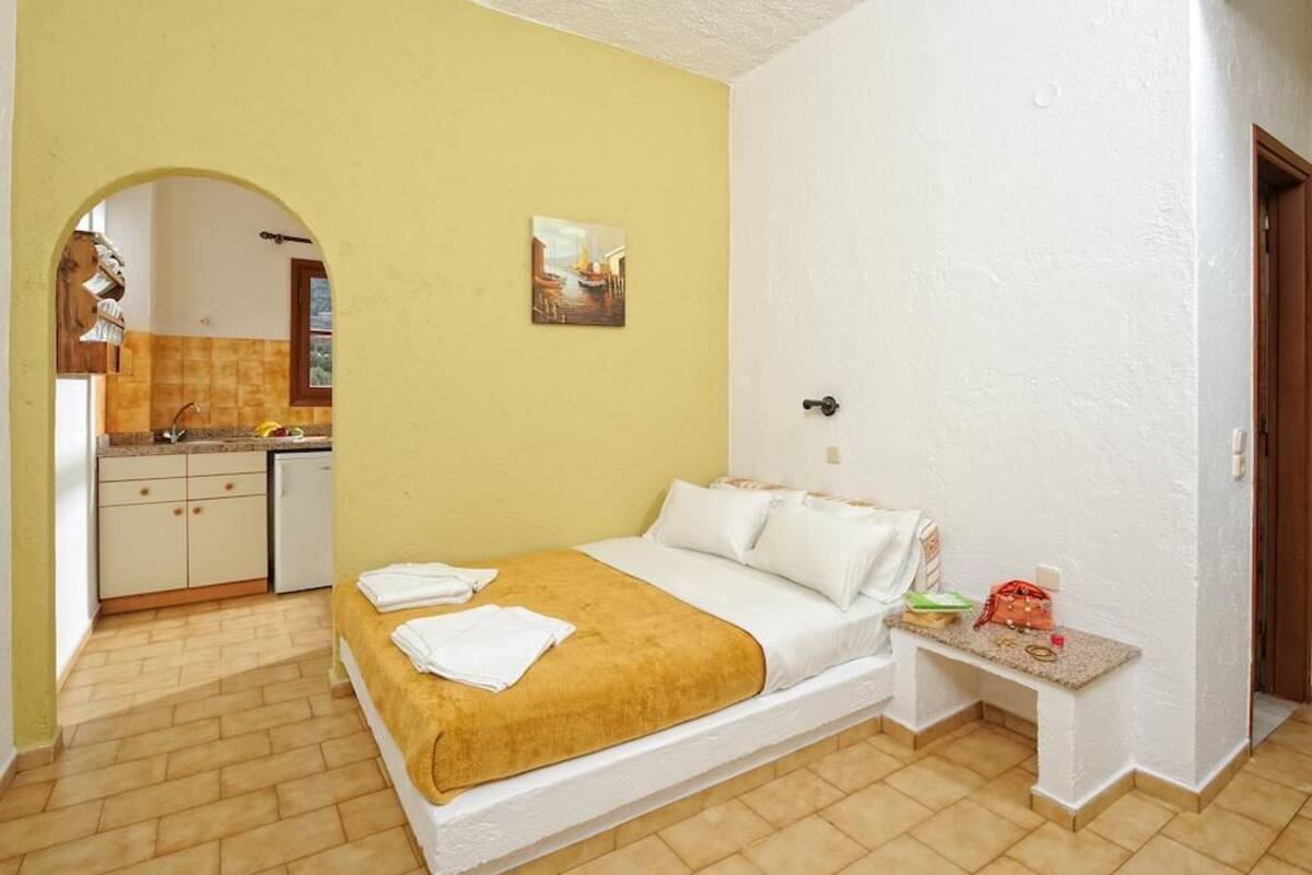 In-room safe, cribs (free), bed sheets
