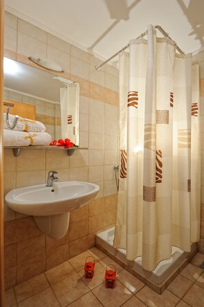 Dusche, Haartrockner, Handtücher