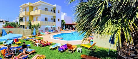 Piscine extérieure, parasols de plage, chaises longues