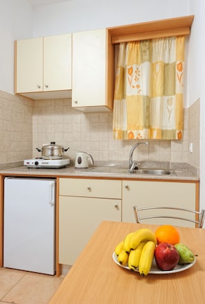 Fridge, stovetop, cookware/dishes/utensils - Stelios Residence Apartments (Hersonissos)