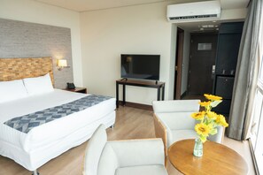 Suite, 1 King Bed, Sea View, Corner | Premium bedding, minibar, in-room safe, individually furnished - Terrado Cavancha (Iquique)