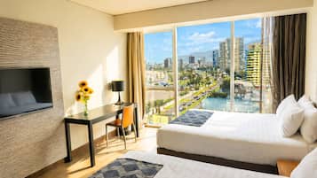 Suite, 2 lits doubles, vue mer | Literie de qualité supérieure, minibar, coffres-forts dans les chambres