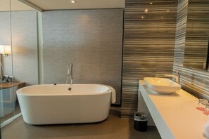 Premium Suite, Ocean View | Bathroom | Free toiletries, hair dryer, towels - Terrado Cavancha (Iquique)