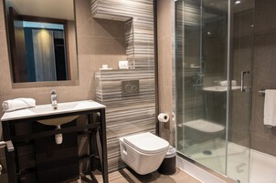 Suite, 2 camas dobles, vistas al mar | Baño | Artículos de higiene personal gratuitos, secador de pelo y toallas
