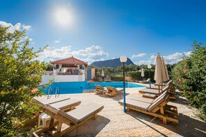 Outdoor pool, pool umbrellas, sun loungers - Kleanthi Apartments (Hersonissos)