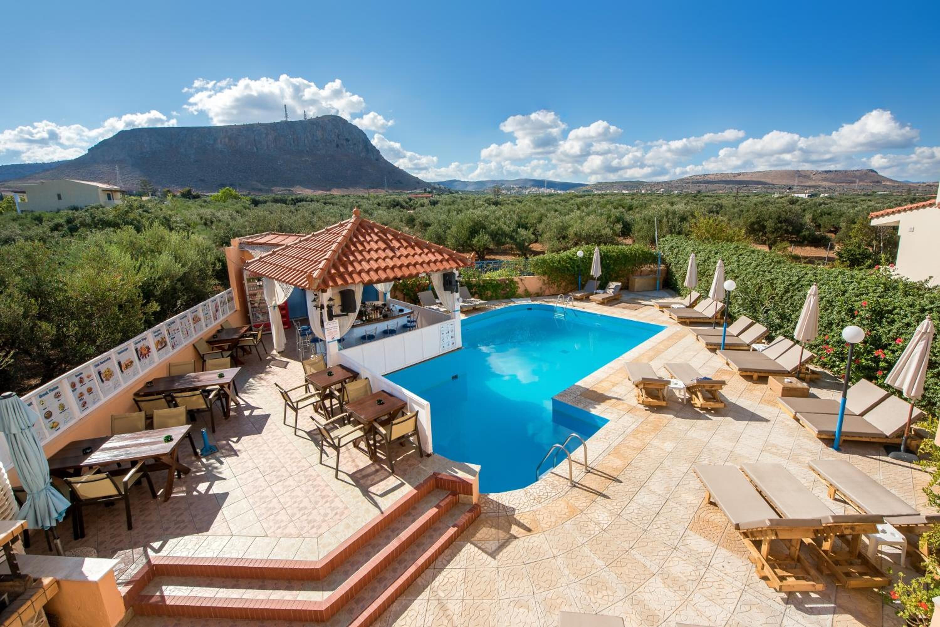 حمّام سباحة خارجي، مظلات على حمّام السباحة، مقاعد للتشمس