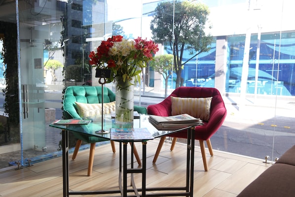 Lobby sitting area - Hotel Carolina Montecarlo (Quito)