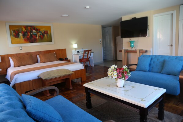 Deluxe Apartment | Premium bedding, in-room safe, desk, laptop workspace