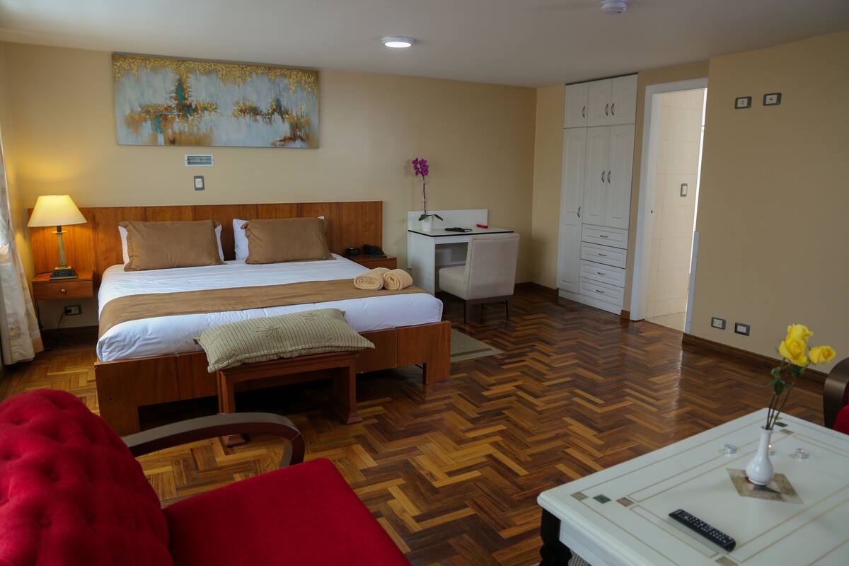 Deluxe Apartment | Premium bedding, in-room safe, desk, laptop workspace