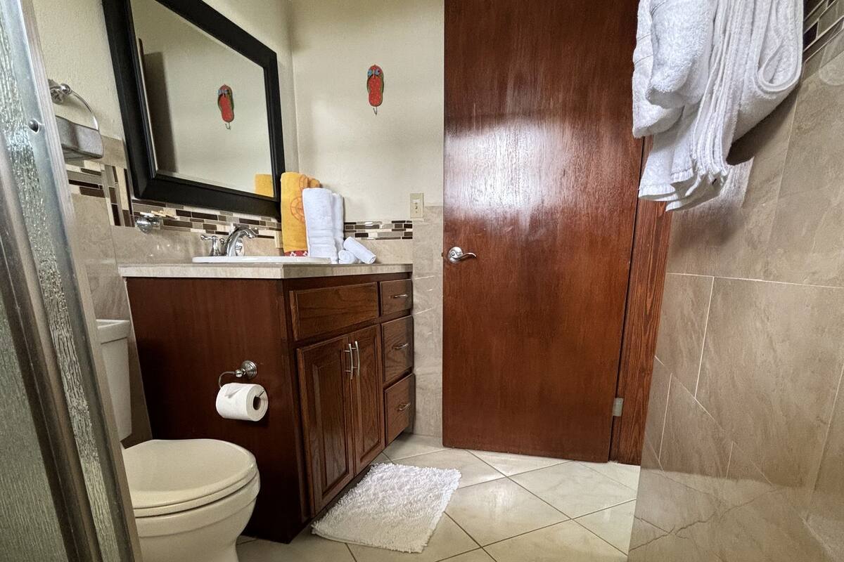 Villa, 2 Bedrooms, Kitchen, Ocean View Sunrise | バスルーム | シャワー、バスアメニティ (無料)、タオル