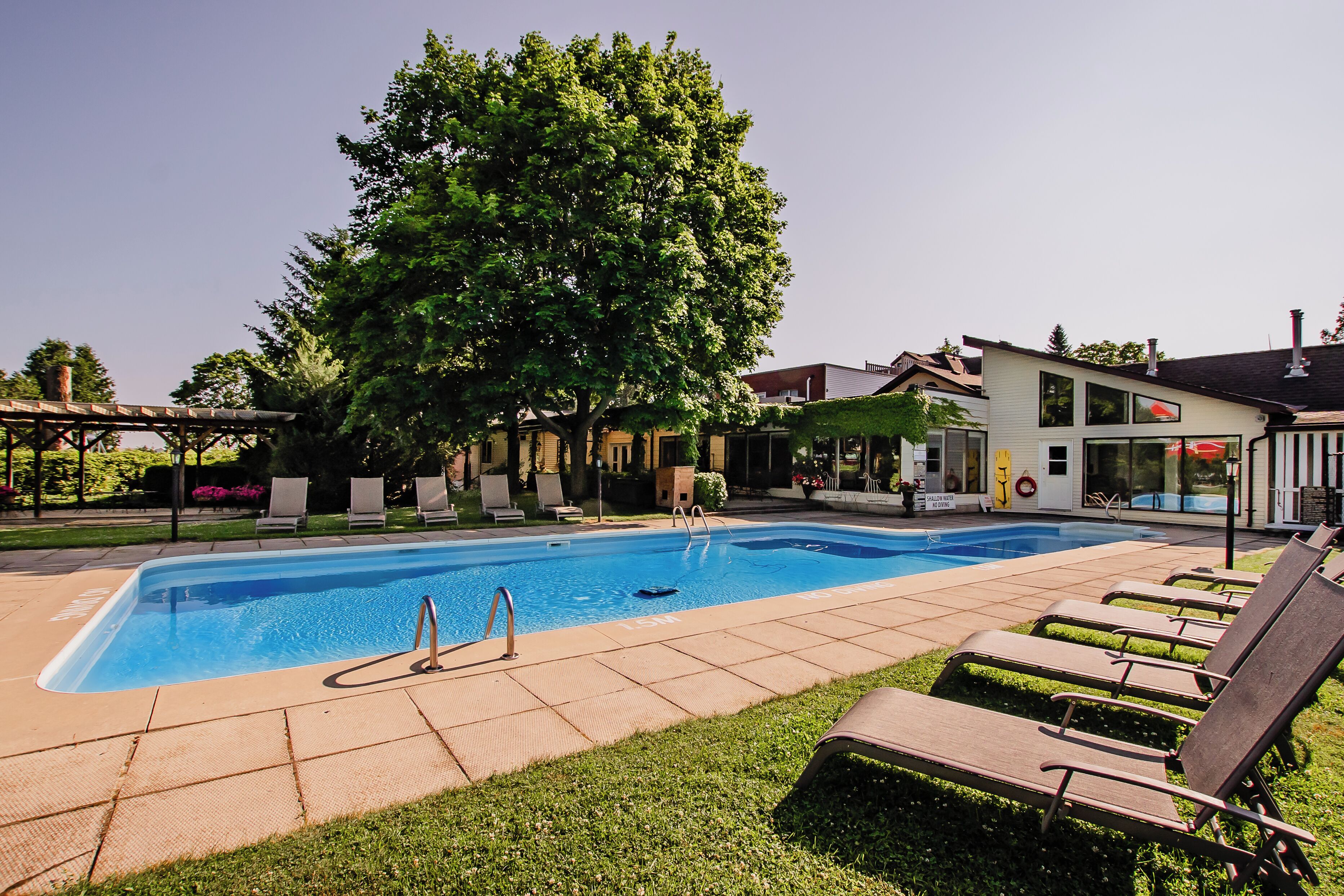 Una piscina al aire libre de temporada (de 08:00 a 21:00), tumbonas