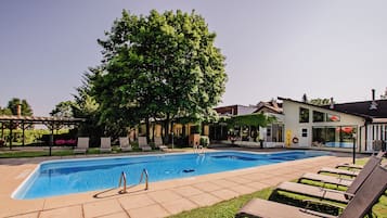 Kauden mukainen ulkouima-allas avoinna 8.00–21.00, aurinkotuoleja