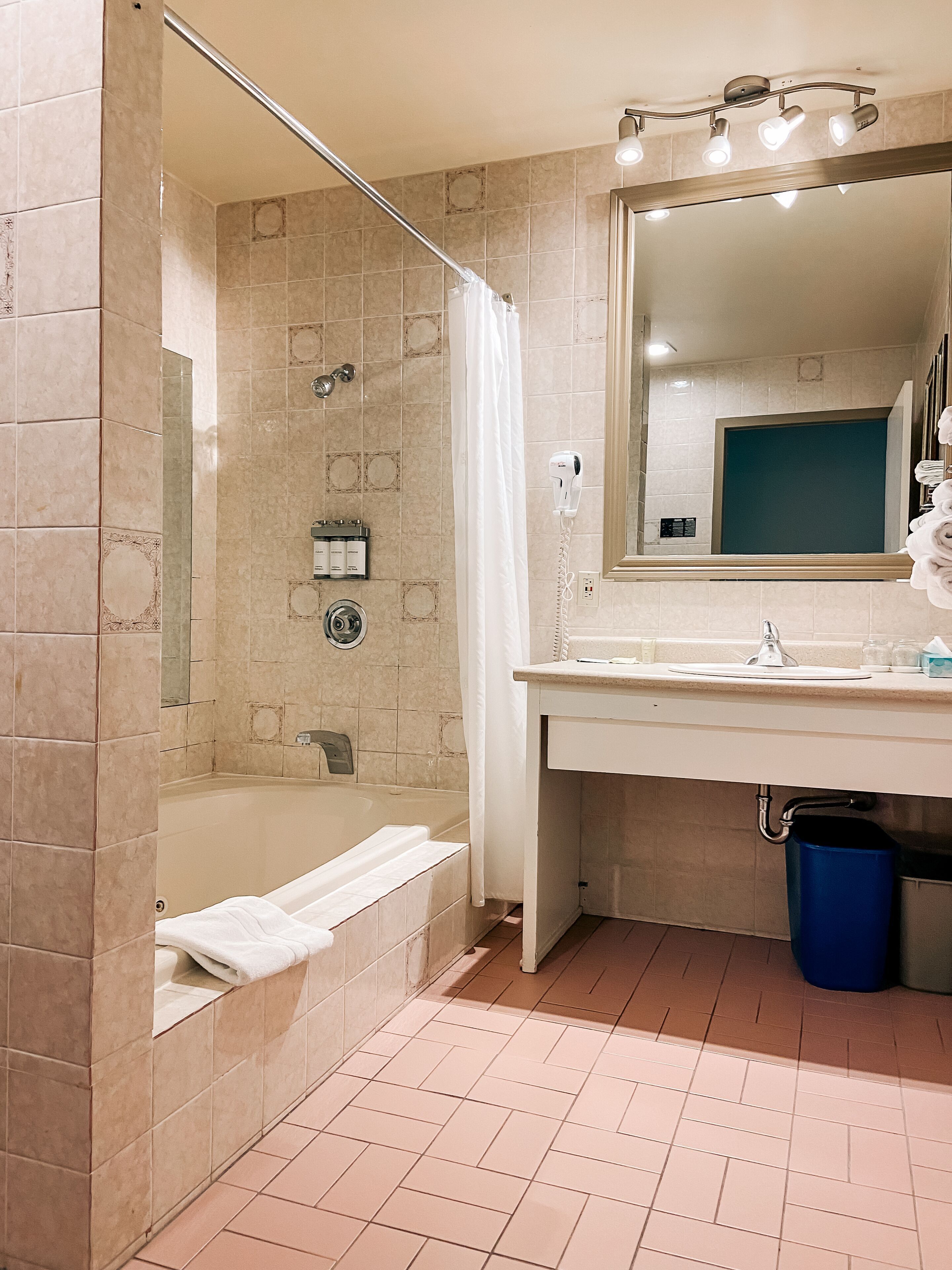 Ein Badezimmer mit Badewanne, Dusche und Waschbecken.