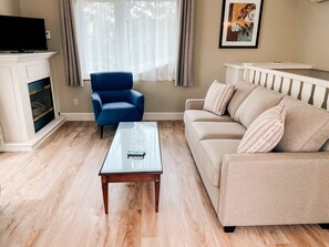 Roupas de cama premium, escrivaninha, espaço de trabalho para notebook