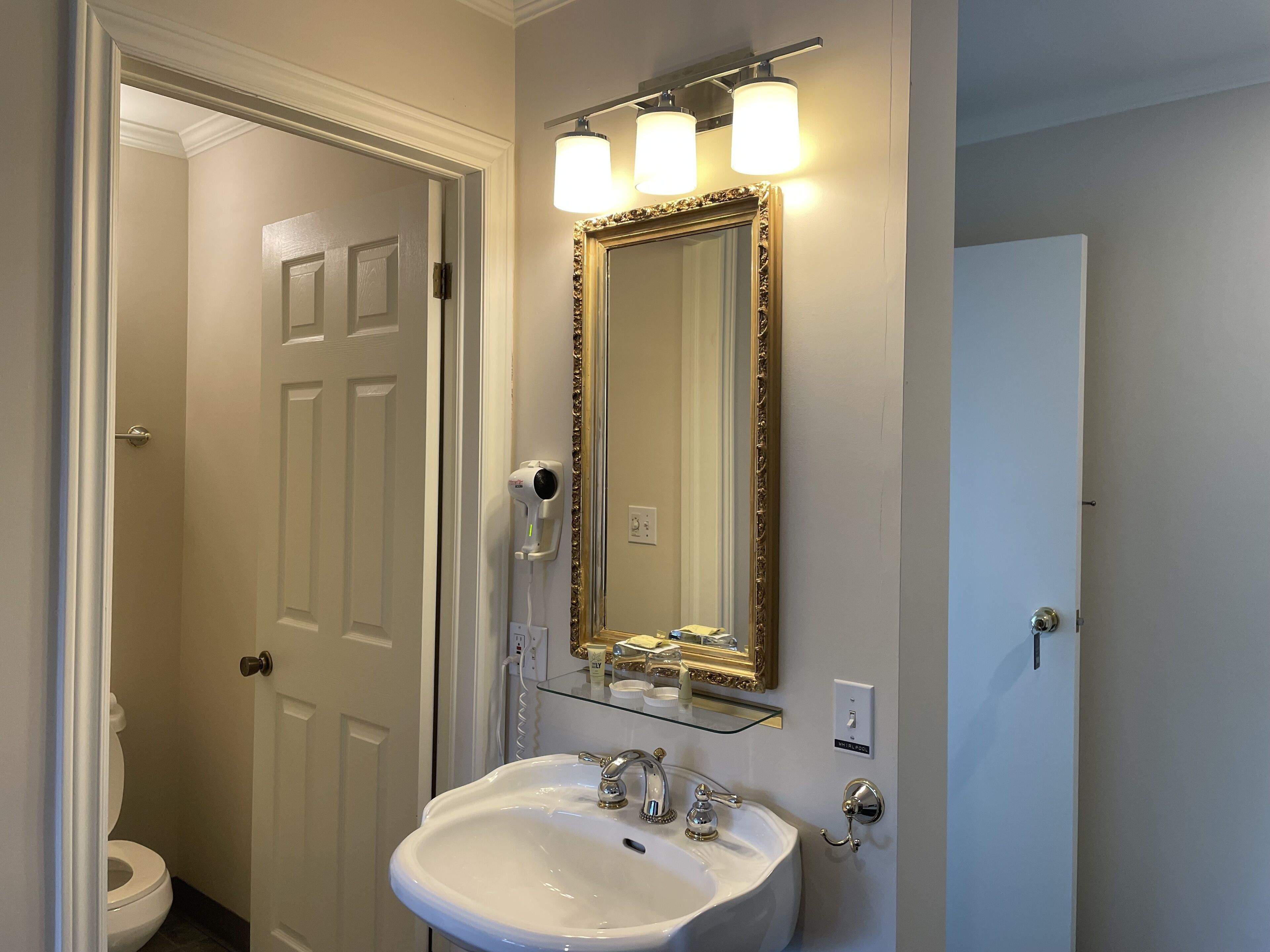 single room, 1 queen bed, jetted tub | bathroom | combined shower/bathtub, free toiletries, hair dryer, towels