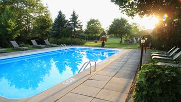 Kauden mukainen ulkouima-allas avoinna 8.00–21.00, aurinkotuoleja