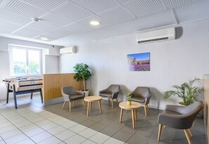 Lobby sitting area - B&B HOTEL Orange (Orange)