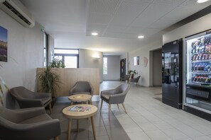 Lobby sitting area - B&B HOTEL Orange (Orange)