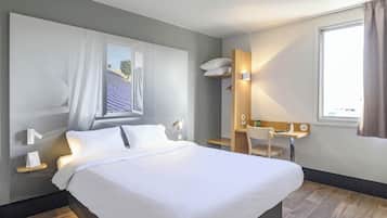 Escritorio, cortinas blackout y tabla de planchar con plancha