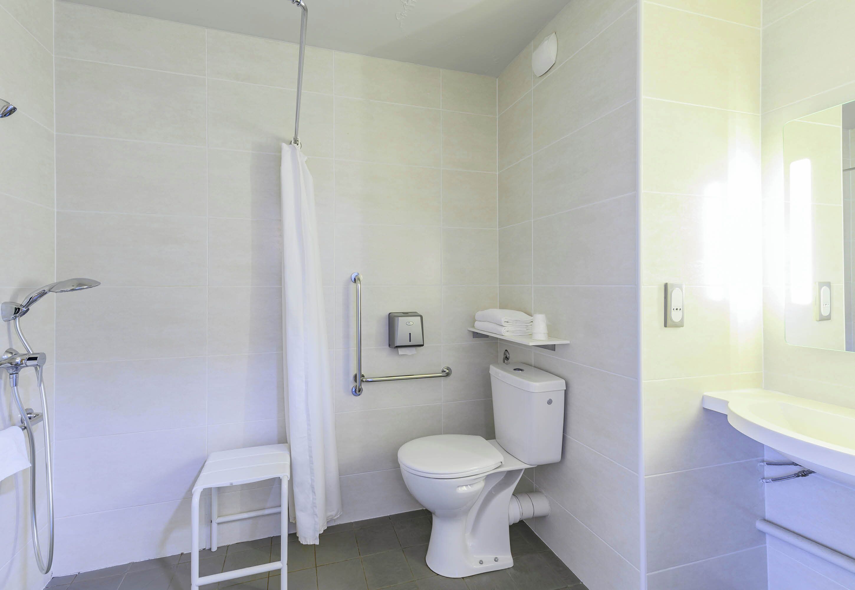 double room, accessible | bathroom | towels, soap, shampoo, toilet paper