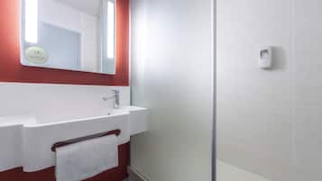 Toallas, jabón, shampoo, papel higiénico