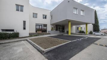 Vista frontal de la propiedad